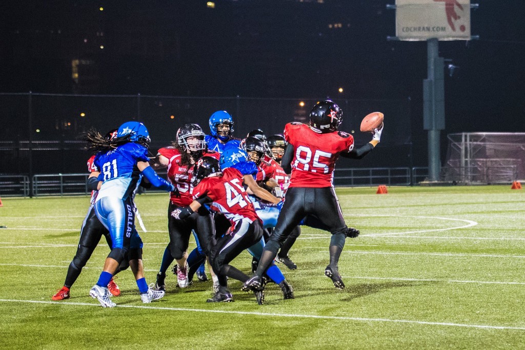 Jessica Penta #85 recovers an onside kick in the fourth quarter of the W Bowl National Championship Game on July 22, 2017. On defense, Penta also chipped in 4 tackles, 3 assists, and a fumble recovery. © 2017 Mitzi Velez Lorenzana.