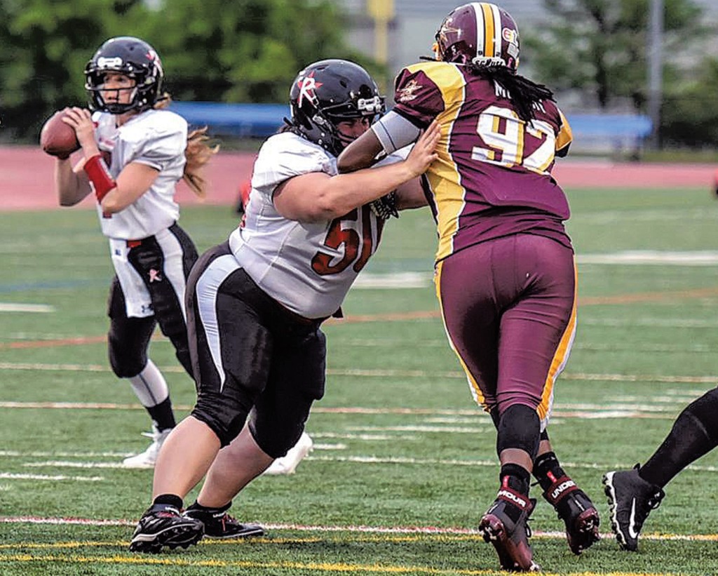 Boston Renegades offensive linewoman Amanda Alpert protects quarterback Allison Cahill from a D.C. Divas defender. © Mitzi Vélez Lorenzana