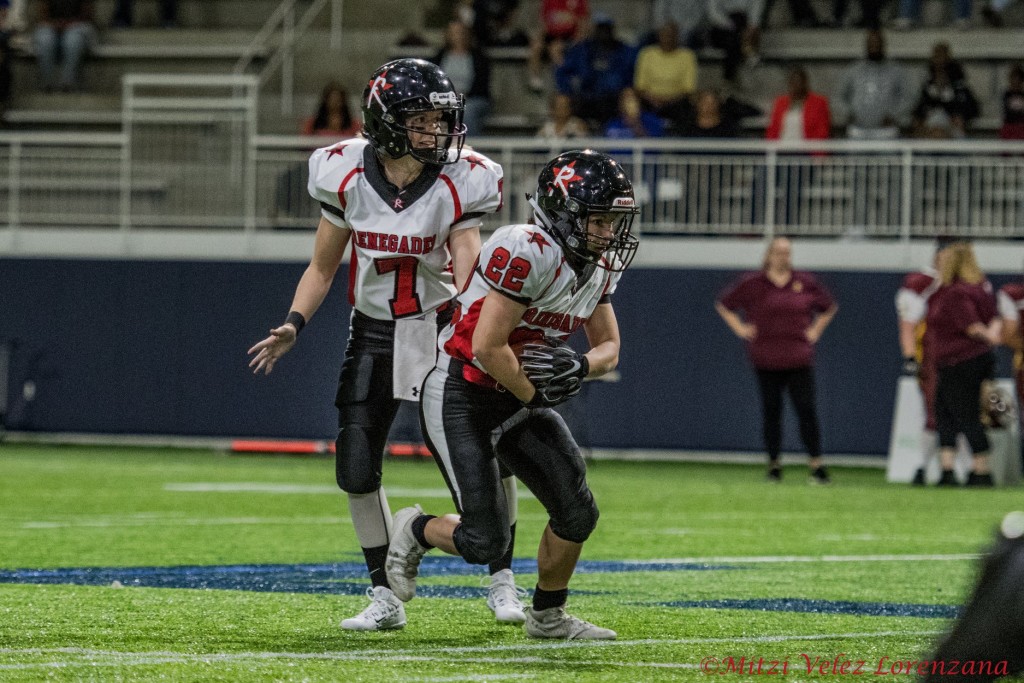 Boston Renegades quarterback Allison Cahill #7 hands off to running back Ruth Matta #22. ©2019 Mitzi Velez Lorenzana